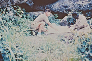 Den Lutherske Kirke/ELCT. Arkitekt og bygmester Karl Emil Lundager studerer tegning til et af sine byggeprojekter. (Var udsendt af DMS til Bukoba i Nordveststiftet, Tanzania, 1971-93. Karl Lundager blev her ansvarlig for en lang række byggeprojekter, bl.a. Nyakahanga Hospital, Rwantege og Izimbya klinikker samt kirker og præsteboliger i stiftet)