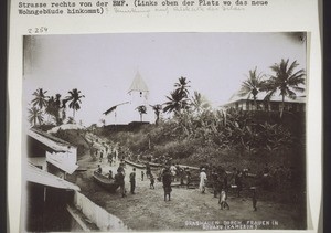 "Kamerun - Bonaku / Strasse rechts von der BMF