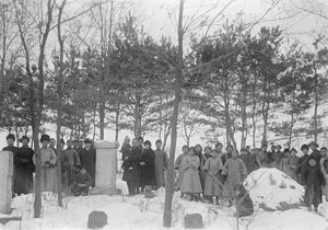 By Marie Jensen's tombstone. Aagaard-Poulsen, Family Sørensen and Miss. Hauch. Missionary Emil