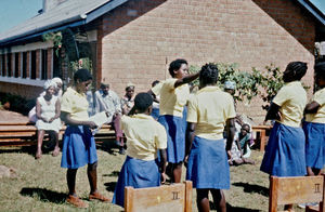 Nordveststiftet, Tanzania, 1984. Festlige lejligheder på Ntoma Husholdningsskole foregår tit ude i det fri, især om eftermiddagen, hvor det er solskin