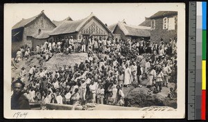 A crowd of people standing on an embankment, Jiangsu, China, ca.1905-1910