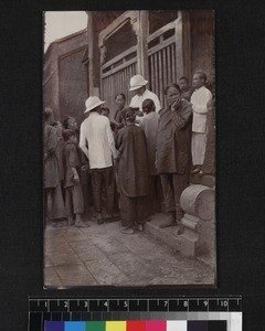 Missionary distributing medicine, Foshan, China, ca. 1917