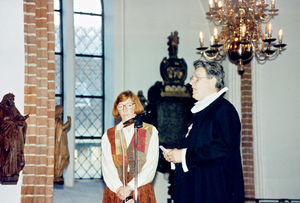 DMS-repræsentantskabsmøde på Nyborg Strand i 1995. Verner Tranholm-Mikkelsen (formand for bestyrelsen) holder udsendelsestale for Anne Lise Væggemose (missionær) i Nyborg kirke