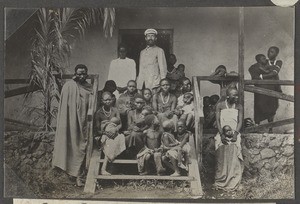 Dr Plötze with patients, Tanzania, ca.1902-1907