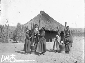 African women and girls pounding maize, Kouroulene, South Africa, ca. 1896-1911