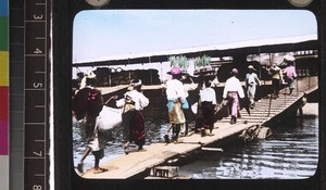 Passengers boarding a steamer on the Irrawaddy, Myanmar, s.d