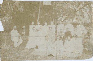 The staff of the PEMS, in Papeete, in 1908 ?