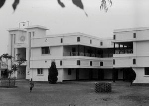 West Bengal, Nordindien. Narainpur Pigekostskole, grundlagt i 1924 af missionær Signe Kampp. Fra 1951 blev missionær Ellen Laursen leder, og det blev hende, der kom til at udbygge og præge skolen, som 1960 også fik gymnasium. Skolen havde i en årrække 6-700 elever. Ellen Laursen fik bl.a. opført nye skolebygninger og boliger til elever/ansatte. Og hun tog initiativ til opførelse af en ny kirke, der blev indviet i 1971. Skolen blev Ellen Laursens livsværk, som hun fulgte helt frem til sin død i 1982