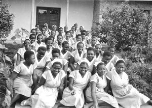 Kagera Region, Tanganika (fra 1964 Tanzania). Eleverne på Ndolage Sygeplejeskole, 1961. Hospitalets oversygeplejerske er søster Kirsten Marie Mogensen og Elisabeth Houe er sygeplejelærer ved skolen. (Anvendt i: Dansk Missionsblad nr 20/1962)