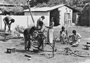 Danish Bangladesh Leprosy Mission/DBLM, Nilphamari, February 1988. Lepers trained in repair of