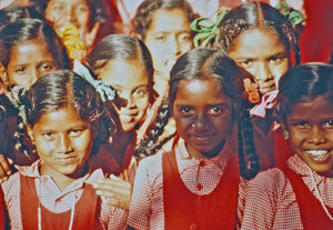 12.- Tamil Nadu, Indien, 1988-89. "Med 80 elever i klassen" - En dansk lærer i Arcot skoleprojekt fortæller: Og flot er det, når de trækker i deres nye uniformer. Det med uniformer kræves af regeringen på alle kostskoler, hvis de skal anerkendes med eksamensret. Og det gælder alle projektskoler, selv om de er kirkens skoler