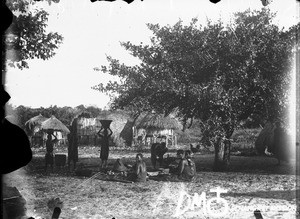 African women and girls preparing food, Antioka, Mozambique, ca. 1901-1915