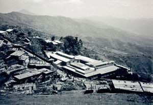 UMN, Nepal 1991. Tansen Mission Hospital ligger på en bjergskråning, og består af flere bygninger. Her ses det oppefra