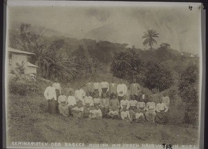 Seminaristen der Basler Mission mit ihrem Hausvater in Buea