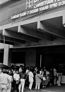 Folk står i kø foran den evangeliske kirke, 'Bread of Life' (Livets Brød) i Manila, Filippinerne. Januar 1993