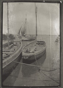 Boat which brings passengers and goods to the ship in Coronie