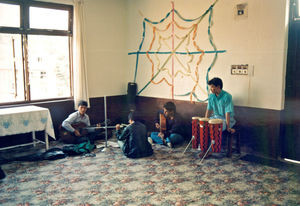 Nepalesiske musikere medvirker ved gudstjenesten i Aradhana Kirke, Kathmandu