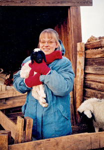 Grethe Kock med et lam i Mongoliet i marts 2001