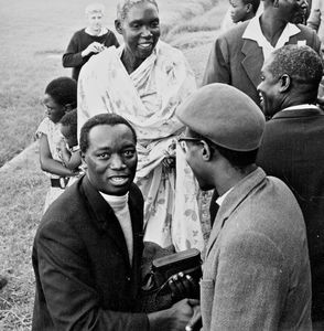 Fra lufthavnen i Bukoba, Tanzania. Pastor Kristian Lutahakana, provst i Kiziba, ved hjemkomsten fra et besøg i Danmark, 1969