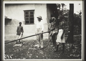 Bungalow-Reparatur: Heben des gesenkten Daches (1928)