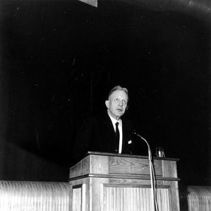 DSM Landsmøde i Assens, 17.-19. maj 1963. Formand biskop Gudmund Schiøler taler til forsamlingen