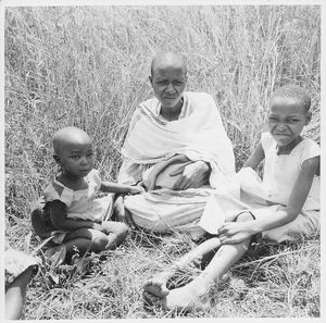 ELCT, Kagera-regionen, Tanganyika (fra 1964 Tanzania). Nyakahanga Hospital, 1961. To malariabørn på poliklinikken - sammen med moderen, der sidder med den yngste ved brystet. (Anvendt i: Dansk Missionsblad nr 17/1961)