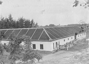 Håndværkerskolen i Panruti, Arcot, Sydindien, grundlagt i 1922. Kontorbygning og værksteder