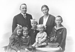 Kinamissionær Marius Jensen med familie.Marius Christian Jensen og Josephine Maria Jensen f. Frederiksen med Anne Maria, Karen Margrethe, Frederik Vilhelm, Poul Nicolaj, Johannes Christian. 1932