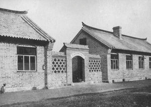 Bibelkvindeskolen i Fenghwangcheng. Porten, 1926