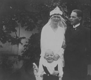 Fra pastor Aksel Kristiansens bryllup med Rigmor Skat Petersen i Darjeeling, 3. august 1928. (Drengen foran er Erik Winding, søn af Esther og Holger Winding, missionærer i Assam). Rigmor Skat Petersen, f. 1903 i Calcutta, var datter af Bartha og Otto Skat Petersen, missionærer i Assamkolonien, Nordindien, 1877-1917. Rigmor og Aksel Kristiansen blev pionerer for mission blandt Boro/Bodo-folket i Assam, hvor de opholdt sig fra 1928-39 og 1946-48 (se i øvrigt portrætter)