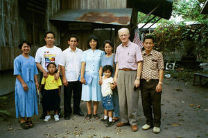 Den Lutherske Kirke i Filippinerne/LCP, november 2001. Vicegeneralsekretær i Danmission, Jørgen Nørgaard Pedersen, besøger en lokal familie sammen med kirkens præsident, pastor Ben Lasegan (th). Forældrene Dora og Valdo står til venstre