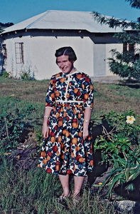 Lærer Ingeborg Paaskesen. Børnesekretær i DMS, 1954-57. Udsendt til ELCT, Tanganyika/Tanzania. 1958-70. Arbejdsområder: Kvindemissionær i Jhangiro distrikt, 1959-61. Søndagsskolesekretær i Buhaya, 1961-62. Gift med agronom Jens Peter Møberg i 1962, og flyttede sammen med ægtefælle til Igabiro, West Lake region, 1962-70. Teacher Ingeborg Paaskesen. Children secretary of DMS, 1954-57. Sent to ELCT, Tanganyika/Tanzania. 1958-70. Working areas: Women evangelist in Jhangiro district,1959-61. Sunday school secretary in Buhaya, 1961-62. Married to Agronomist Jens Peter Møberg in 1962, and moved together with husband to Igabiro, the West Lake Region, 1962-70