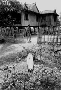 Scener og mennesker fra landsbyen Preah S'Dach, feb. 1996. Bodil og Jørgen Lindgaards missionærbolig, Preah S'Dach, Cambodia. Indgangen er flankeret af en amerikansk bombe, der er kastet ned under Vietnam-krigen