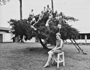 Bukoba, Tanzania. Fra Kibeta-skolen for skandinaviske missionærbørn. ’Kundskabens træ’ foran skolen. Missionær og lærer Herdis Joensen med danske missionærbørn. Herdis Joensen var udsendt af DMS til skolen, 1967-70. (Anvendt i: DMS Årbog 1968)