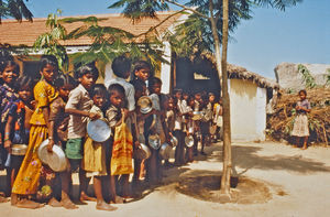 40.- Tamil Nadu, Indien, 1988-89. "Med 80 elever i klassen" - En dansk lærer i Arcot skoleprojekt fortæller: Hver dag i middagspausen får eleverne mad, og det er altid ris med en stærk grønsagssovs til. Det gælder på alle skoler, kirkens såvel som regeringens, og betales af den indiske regering