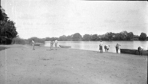 Swiss missionary and African people at the Incomáti, Antioka, Mozambique