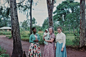 Kagera-regionen, Tanganyika (fra 1964 Tanzania). På billedet ses sygeplejerske Ellen Margrethe Christensen med en lokal mor og hendes baby. (Navn på personen til højre?)