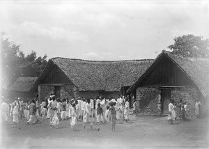 Crowd of Africans in light-colored clothes, Tanzania, ca.1893-1920