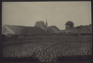 Chines. Theater vor einem Stadttor