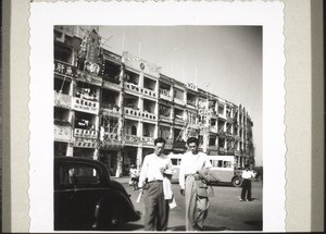 Hong Kong, street scene near the harbour, a portrait of the communist leader Matsetung above on the left