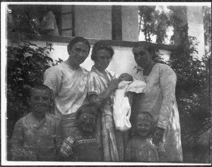 Mrs. Blumer and other women with children, Tanzania, ca. 1925-1930