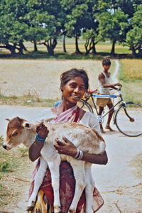 41.- Tamil Nadu, Indien, 1988-89. "Med 80 elever i klassen" - En dansk lærer i Arcot skoleprojekt fortæller: Ikke alle børn kan gå i skole om dagen, fordi de kan være nødt til at arbejde for familien. Det gælder denne pige, men hun er så heldig at bo i Melvalli, hvor en del af skoleprojektet er aftenundervisning, så hun kan være med der