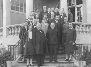 Fra pastor Busch's 50-års præstejubilæum. Foto taget på trappen foran DMS' ejendom i Hellerup. Pastor Axel Busch (31.10.1854 - 29.4.1937) var estyrelsesmedlem i DMS i årene 1898 - 1937, og var formand 1904 - 1937