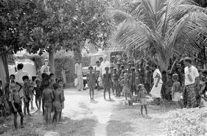 Fra en Kirkeindvielse i Bangladesh - foretaget af pastor Iver Viftrup. (Missionær i Bangladesh, 1972-84. Præsteordineret 1983. På besøg til jubilæet i DBLM, 1987. Foto: 1983-84 eller 1987)