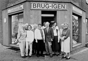 Brug igen i Ringsted. Genbrugsbutik til fordel for Folkekirkens U-landsarbejde. Til højre ses Inga og Christian Husum