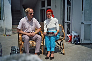 United Mission to Nepal, Kathmandu. Fra kaffepause i UMNs Eksekutiv Komitémøde. Jørgen Nørgaard Pedersen i samtale med (NN). (Navn på personen?)