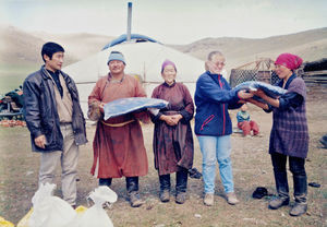 Grethe Kock distributing emergency aid (fleece) in the spring of 2000 in connection with the di