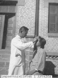 Lægeevangelisten i arbejde ved kvindestationen i Takushan. Billedet anvendt i 1933. Danmission Photo Archive