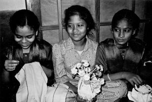 Unge piger i gang på en syskole i Calcuttas slumområde, Nordindien 1989. (Pigen i midten er Bidjoli)
