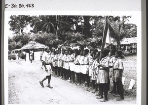 Manyemen. Der Premier, the Honourable Dr. E. Endeley, kommt auf Besuch ins Settlement. Pfadfinder stehen Parade